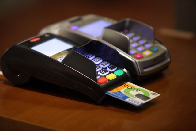 Πιστωτικές κάρτες: Μεγάλη ανατροπή στις αγορές μέσω internet και ανέπαφες συναλλαγές