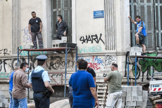 Επιχείρηση «σκούπα» στην Αχαρνών: Η αστυνομία βρήκε ακόμα και όπλα