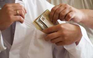 Κατερίνη: Σύλληψη μαιευτήρα που ήθελε «φακελάκι» για καισαρική