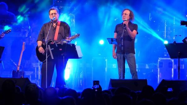 Ο Παπακωνσταντίνου αποχαιρετά τον Μαχαιρίτσα