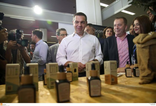 Βόλτα Τσίπρα στη ΔΕΘ: Η μπύρα και το σημάδι στο μέτωπο