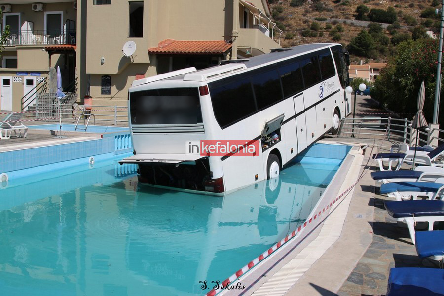 Τουριστικό λεωφορείο βρέθηκε μέσα σε… πισίνα