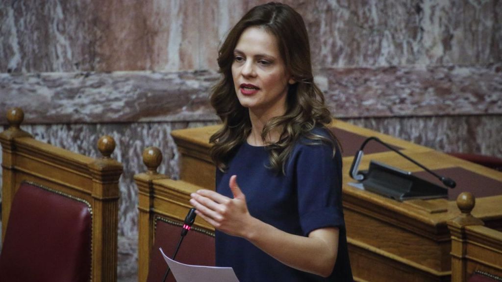 Αχτσιόγλου κατά ΝΔ για εργασιακά: Αναβιώνει σκληρές μνημονιακές πολιτικές εθελοντικά