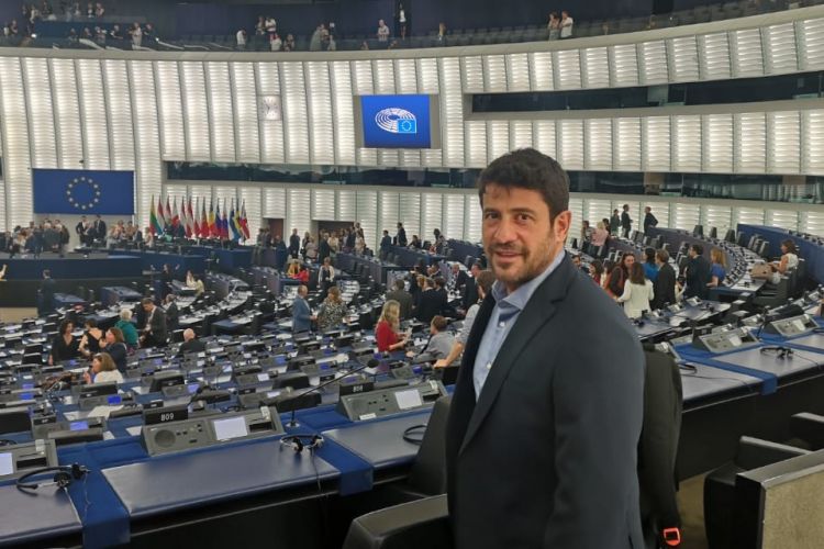 Ο Γεωργούλης προσφέρει… ταξίδι στις Βρυξέλλες και ξενάγηση στο Κοινοβούλιο για πέντε