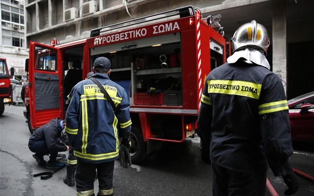 Αναστάτωση προκάλεσε φωτιά σε ξερά χόρτα έξω από εμπορικό κέντρο στο Μαρούσι