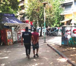 Εξάρχεια: Συλλήψεις και προσαγωγές για διακίνηση ναρκωτικών