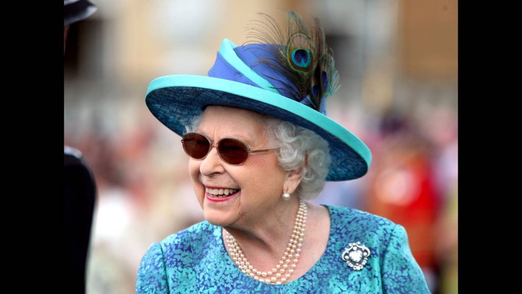 Βασίλισσα Ελισάβετ: Να γιατί φορά second hand ρούχα