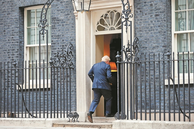 Απειλές και υποσχέσεις σε κλίμα προεκλογικό