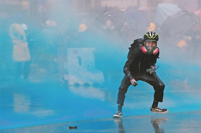 Σημαδεύουν με μπογιά όσους διαμαρτύρονται