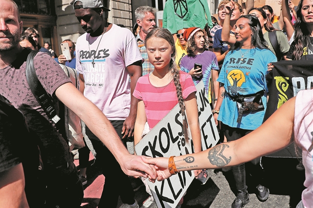 Παραμερίστε, περνούν οι έφηβοι!