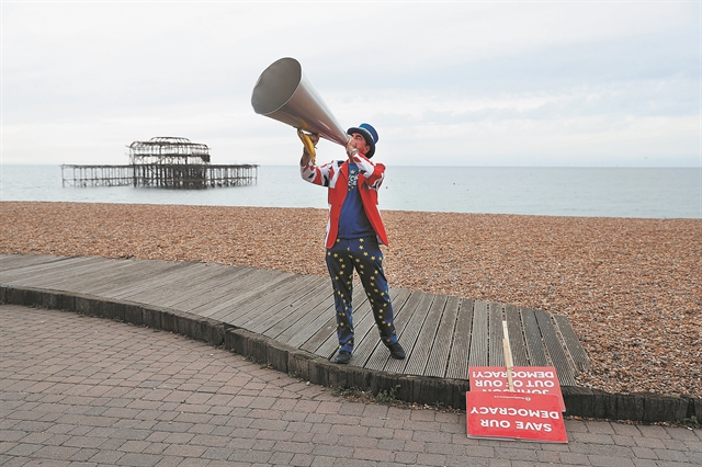 Σαρώνει η λαίλαπα του Brexit