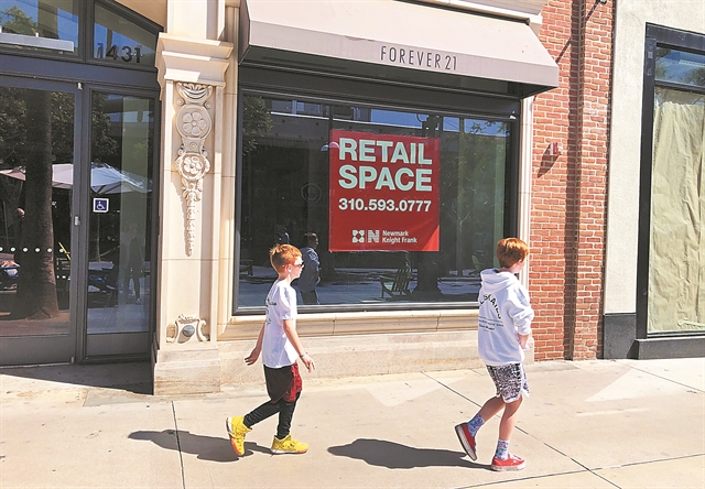 Οι διαδικτυακές πωλήσεις κλείνουν καταστήματα