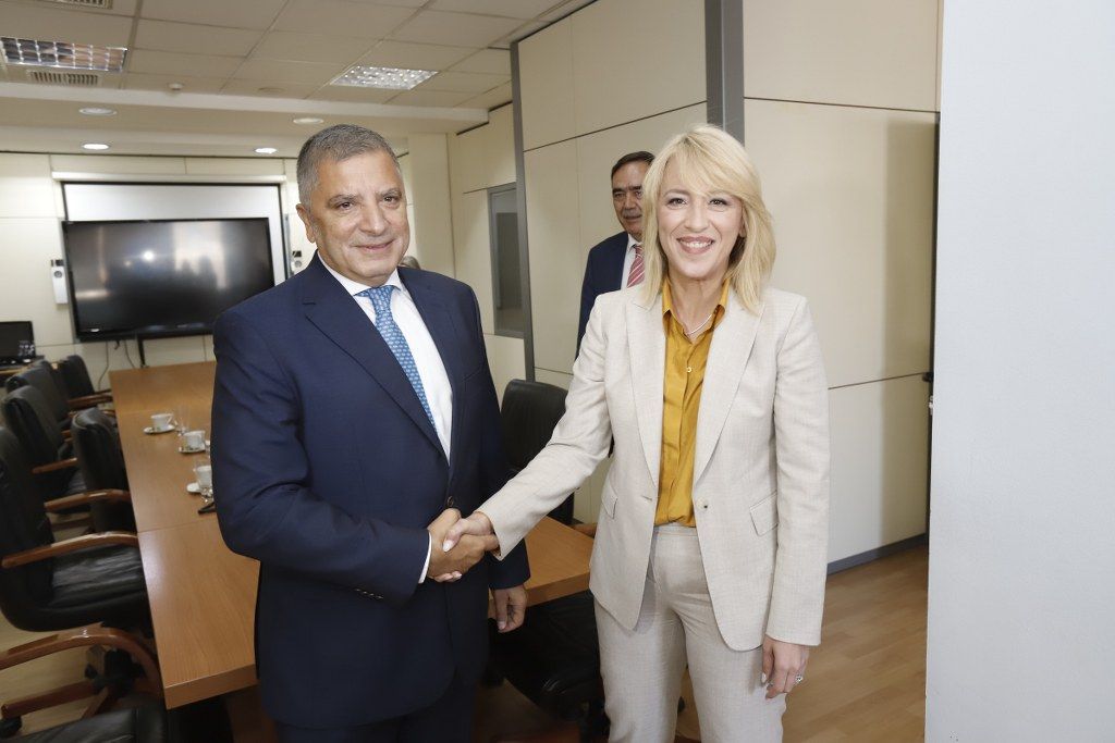 Αλλαγή σκυτάλη στην Περιφέρεια Αττικής – Παρέδωσε στον Γ. Πατούλη η Ρ. Δούρου