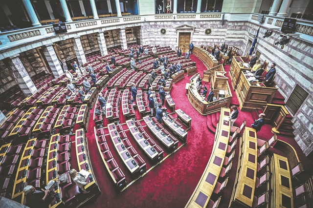 Τρεις ανατροπές αλλάζουν το πολιτικό σκηνικό