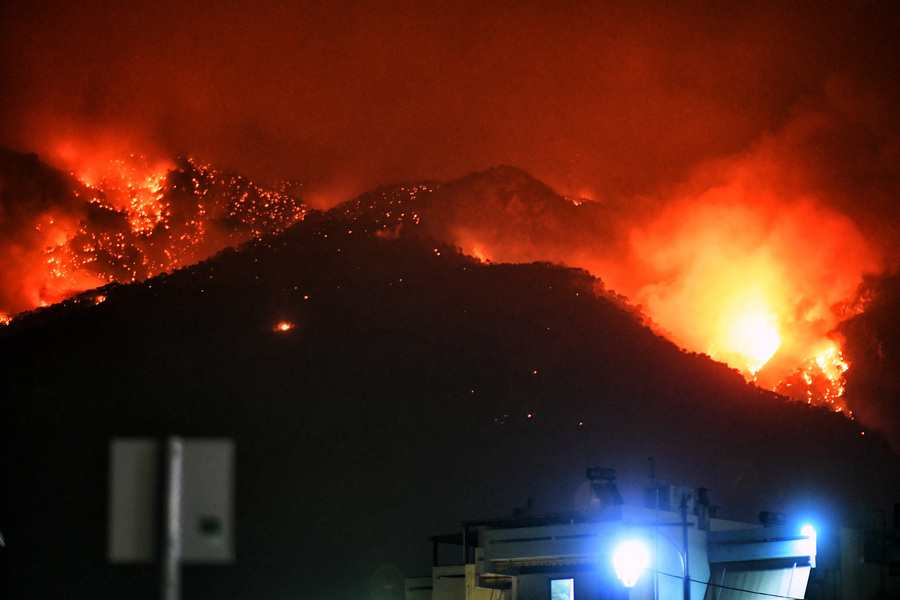 Σε ύφεση η φωτιά στο Λουτράκι – Επιφυλακή για τον φόβο αναζωπυρώσεων