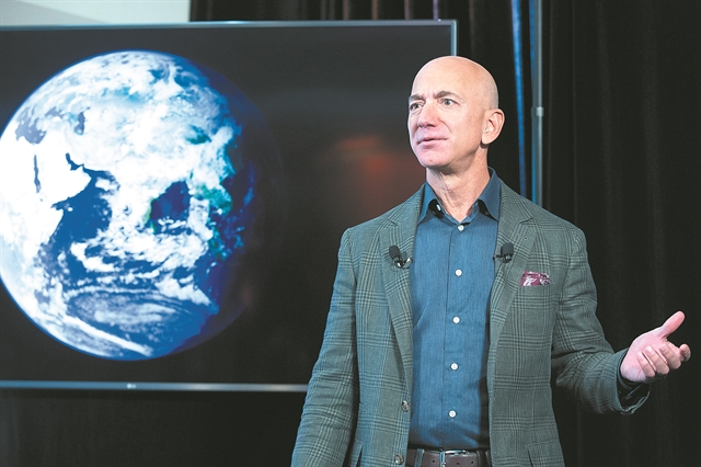 Μισό «αντίο» στην Amazon και κόντρα με τον Μασκ