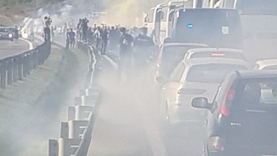 «Πάρτι» οπαδών στη Σερβία, σταμάτησαν την κυκλοφορία