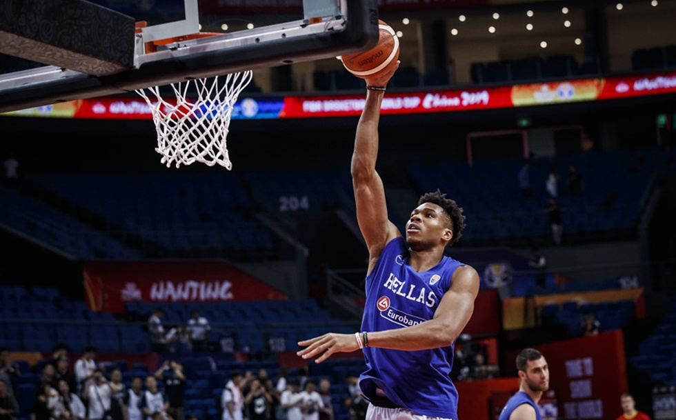 Χαμός κατά την είσοδο του Γιάννη στον αγωνιστικό χώρο