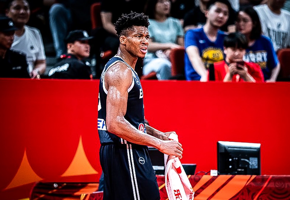 Τα τρία ανύπαρκτα φάουλ που «σφύριξαν» οι διαιτητές στον Γιάννη