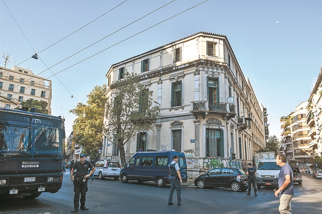 Εκκένωσαν αποθήκες ανθρώπων στην Αχαρνών