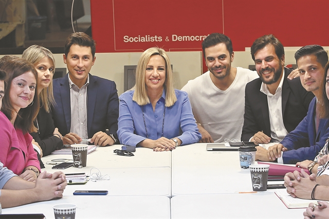 Συγκροτεί «στρατό» από τη νέα γενιά