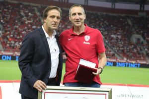 Η ΠΑΕ Ολυμπιακός τίμησε τον Μπλατ (pics+vid)