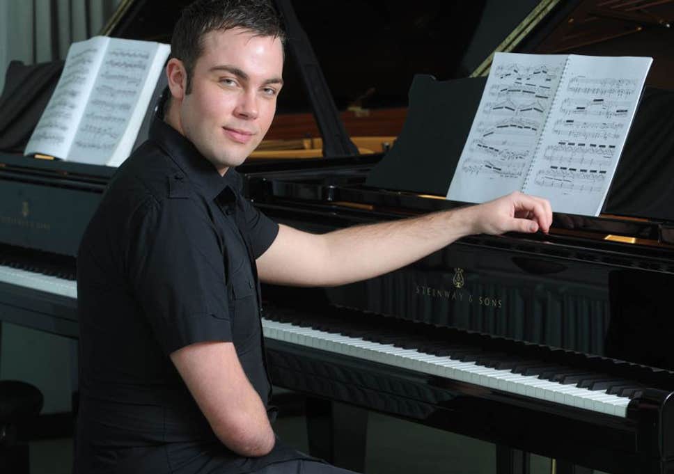 Ο βιρτουόζος πιανίστας που μαγεύει παίζοντας με το ένα χέρι