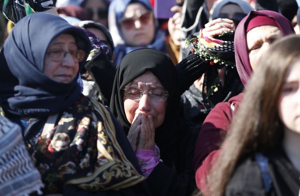 Στο δρόμο δεκάδες Τούρκοι για να καταγγείλουν τη βία σε βάρος των γυναικών