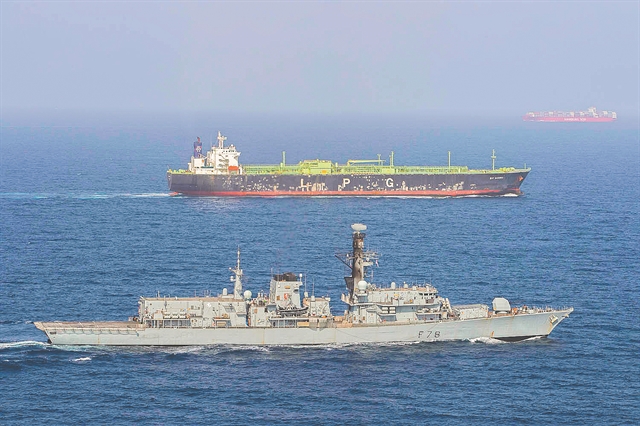 Δεκαέξι ελληνικά πλοία στην επικίνδυνη ζώνη