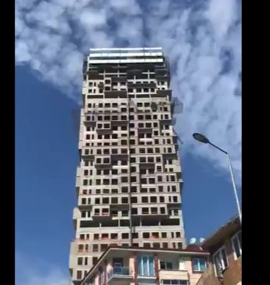 Νέο βίντεο από τον σεισμό στην Κωνσταντινούπολη με πολυώροφο κτίριο που τραμπαλίζεται