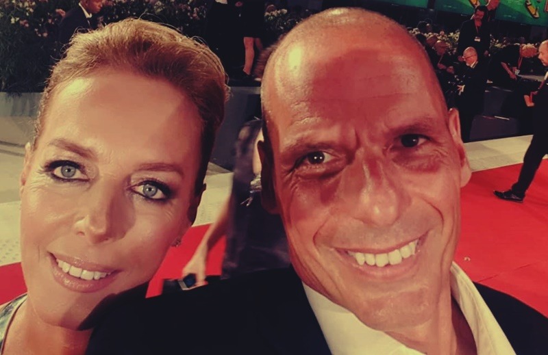 «Όταν εκπροσωπούσε την Ελλάδα ντυνόταν σαν λέτσος»: Το Twitter γλεντάει τον Βαρουφάκη