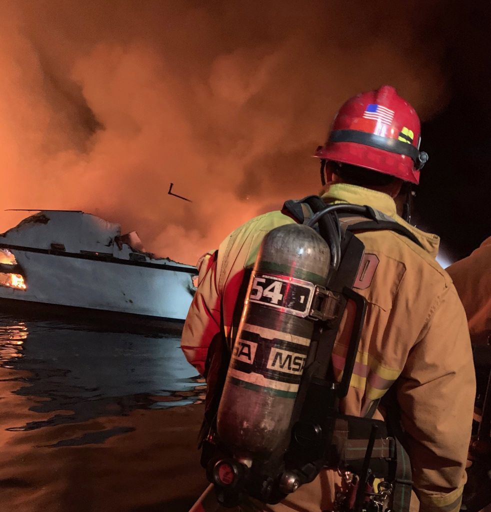 Πύρινη κόλαση εν πλω στην Καλιφόρνια: Τουλάχιστον 34 νεκροί σε φλεγόμενο σκάφος