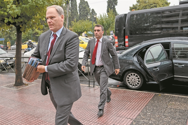 Επιμένει για αφορολόγητο και μείωση πλεονασμάτων