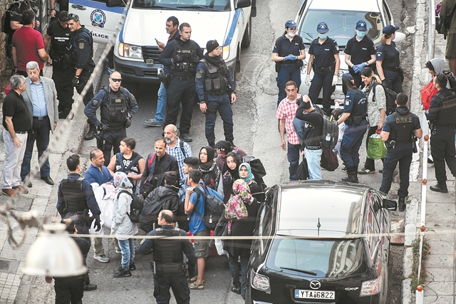 Είχαν και κοτέτσι στην ταράτσα!