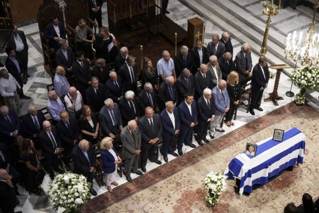 Πλήθος κόσμου αποχαιρέτισε τον Αντώνη Λιβάνη