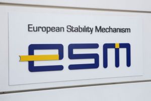 ESM: Παύει να εκδίδει ομόλογα υπό το βρετανικό δίκαιο