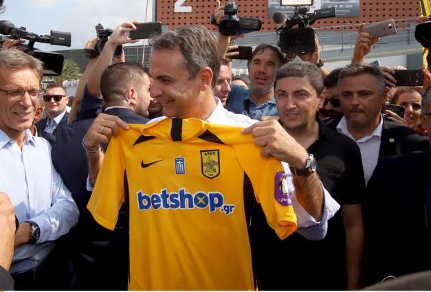 ΔΕΘ: ΠΑΟΚ, Άρης και Ηρακλής χάρισαν φανέλες στον Μητσοτάκη