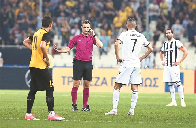 Επίθεση, με τους αστυνομικούς θεατές