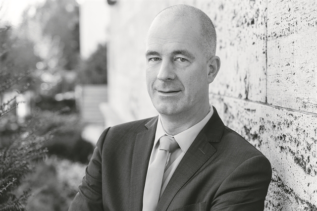 «Δεν αγοράζουμε σαμπάνια, γεμίζουμε με νερό άδεια ποτήρια»