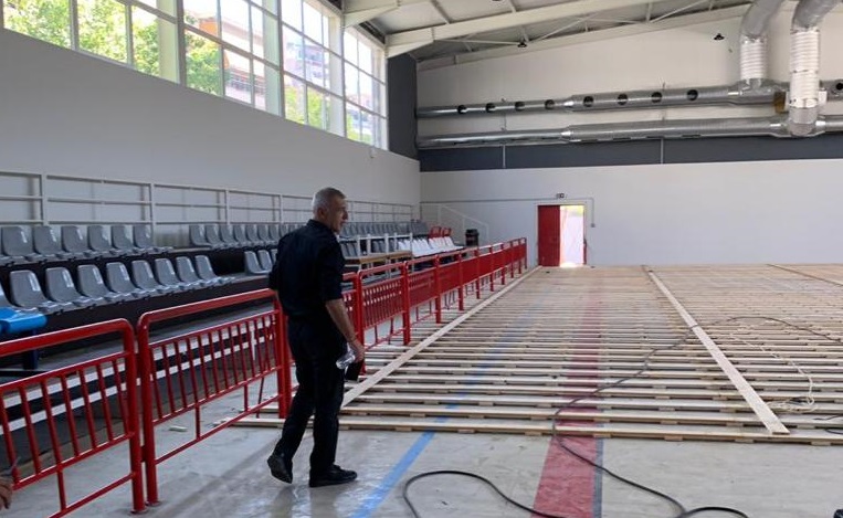 Αυτοψία Μώραλη σε δύο κλειστά γήπεδα του δήμου Πειραιά