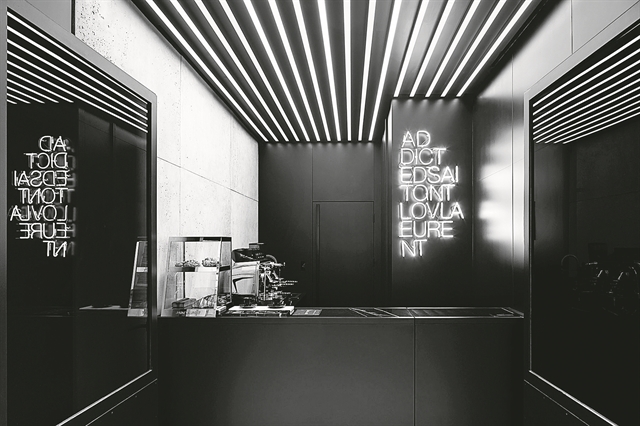 Το café του οίκου Saint Laurent