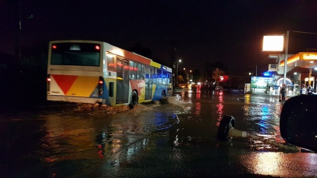 Κακοκαιρία : Πλημμύρισαν οι δρόμοι από την σφοδρή καταιγίδα