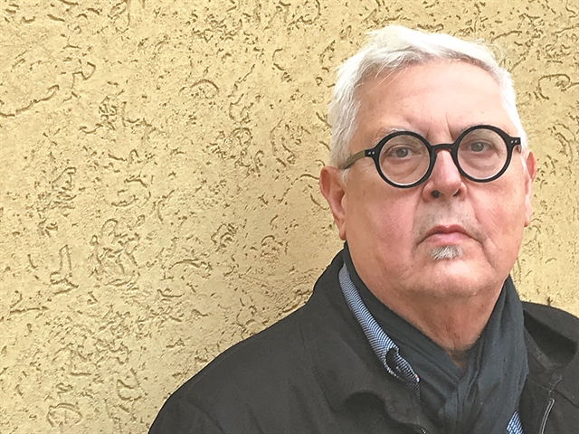 «Στο σχολείο διδάσκουν τον φτωχότερο ορισμό της ποίησης»