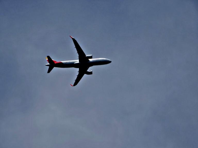 Αναστάτωση σε πτήση προς Λάρνακα – Τρίχρονο παιδί κατάπιε νόμισμα