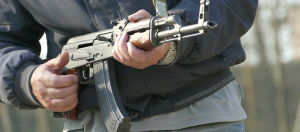 Άνδρας απείλησε ότι θα μπει με καλάσνικοφ σε ΔΟΥ