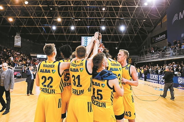 H γριά κότα έχει το ζουμί!