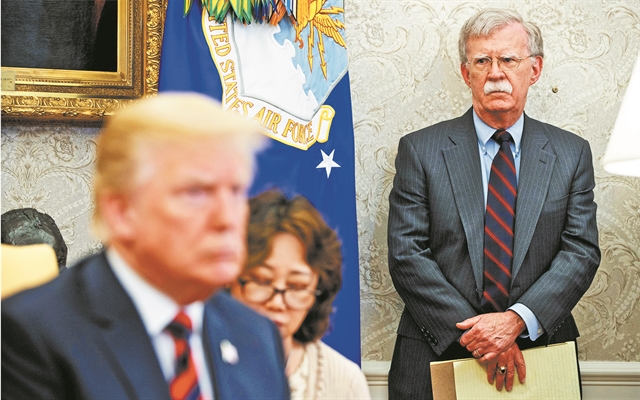 Το νέο βιβλίο του Μπόλτον καίει τον Τραμπ