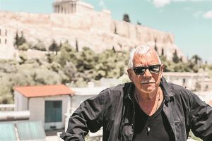 Ο Ερικ Μπάρντον κάτω από την Ακρόπολη