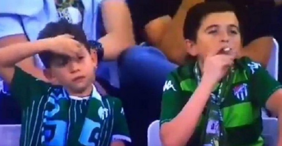 Πιτσιρικάς στην Τουρκία έκανε τσιγάρο στις κερκίδες!