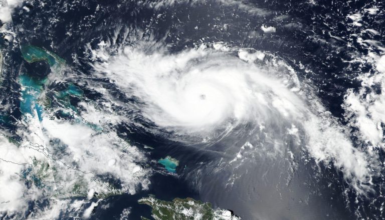 Ο κυκλώνας Ντόριαν ενισχύθηκε στην κατηγορία 5 και πλησιάζει τις Μπαχάμες